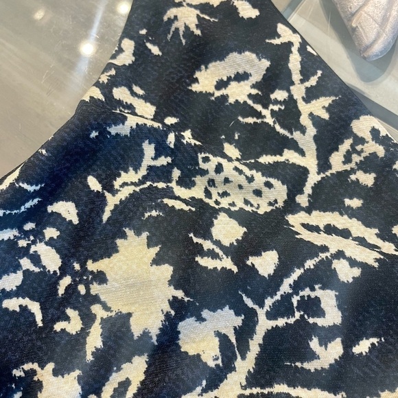 NWOT Robin Piccone reversible black print bikini top - Picture 5 of 9